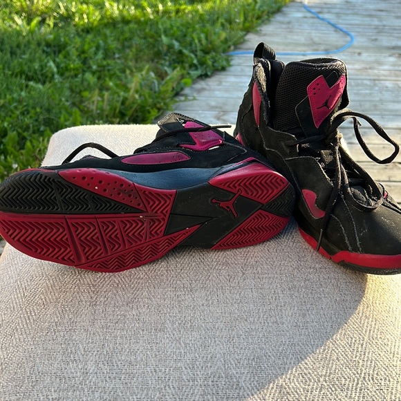Pink and black Jordan’s - Picture 6 of 7